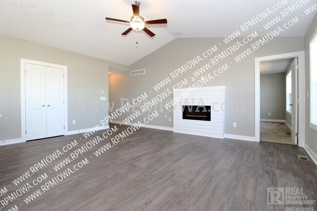 Building Photo - OPEN FLOOR PLAN!!  4 Bedroom, 3 Bath Home ...