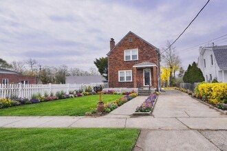 Building Photo - 5 Ashwood Rd