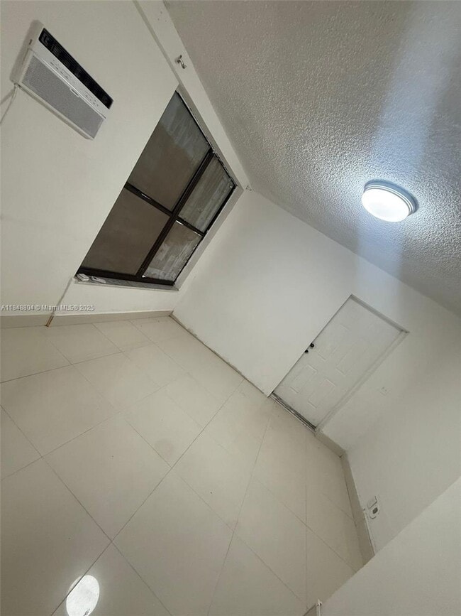 Foto del edificio - 14800 NW 2nd Ave