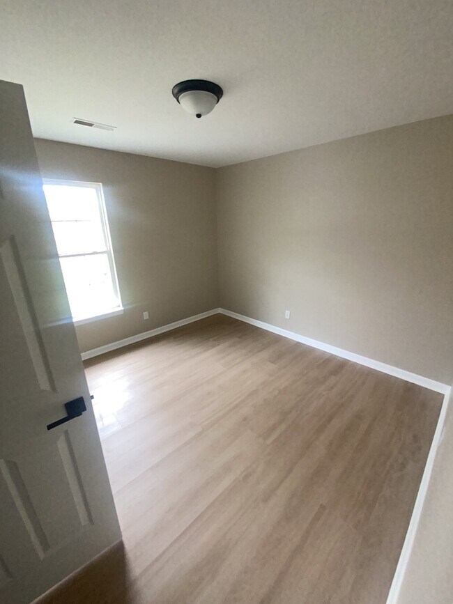 Foto del edificio - 3329D Moorewood Dr