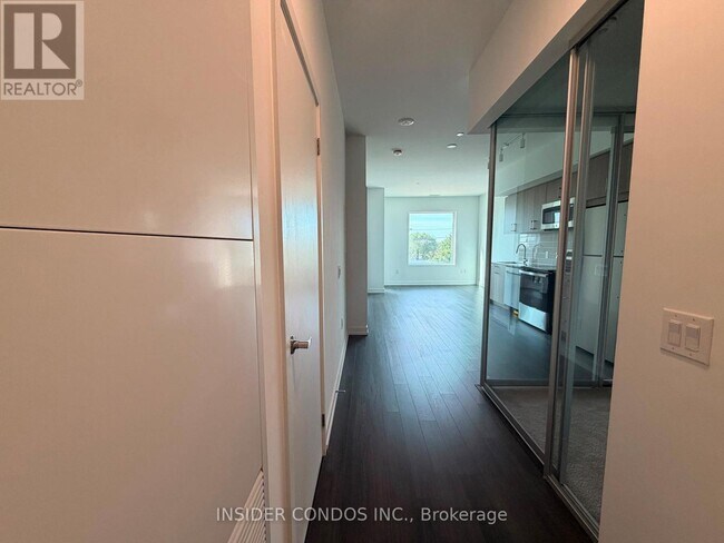 Photo du bâtiment - 4010 Eglinton Ave W