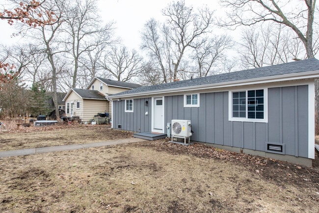 Foto del edificio - 42076 N East Rd