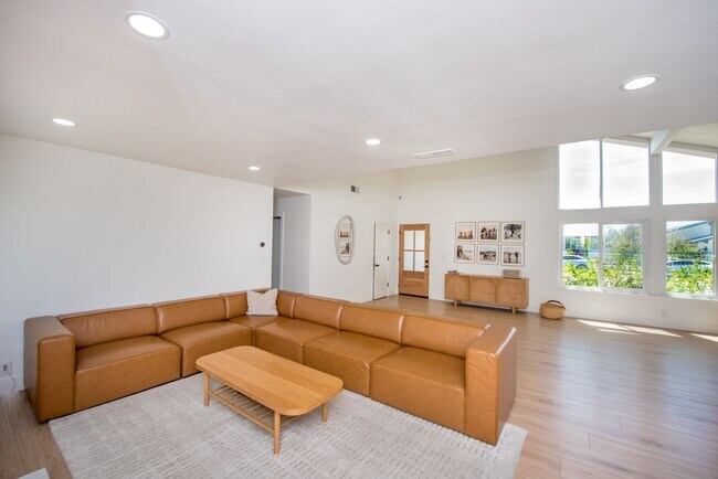 Foto del edificio - Remodeled South Huntington Beach Home
