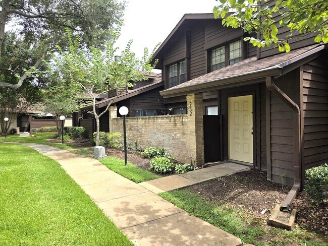 Foto del edificio - 2611 Grants Lake Blvd