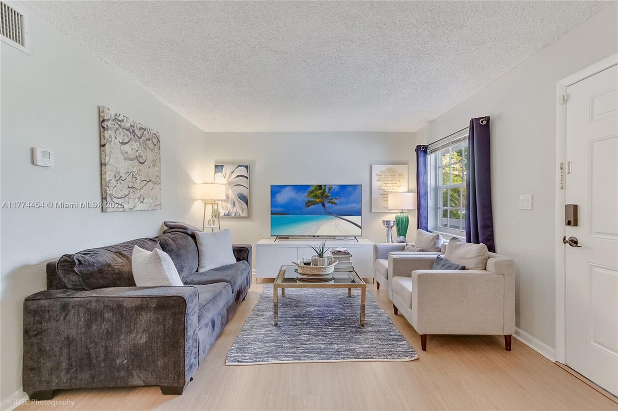 Foto principal - 900 NE 26th St