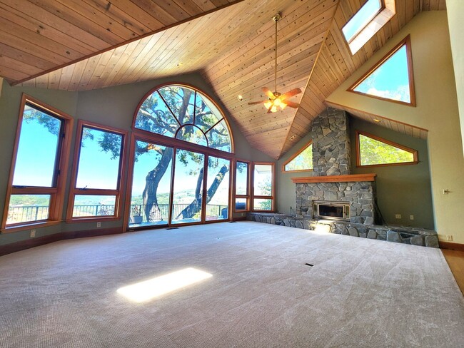 Building Photo - Luxurious 4 Bedroom Home in Portola Valley...