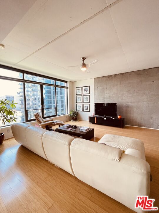 Foto del edificio - 1111 S Grand Ave