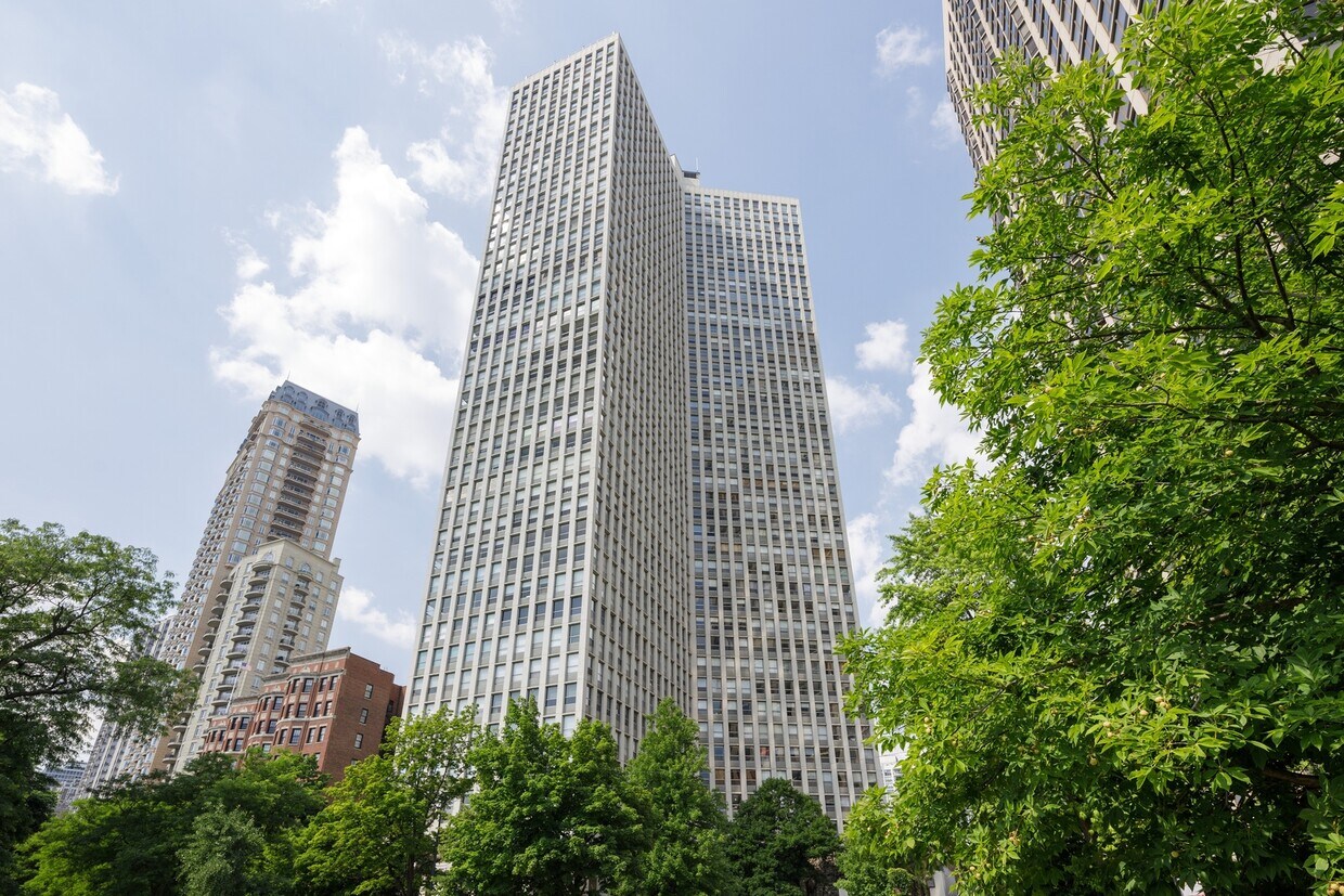 Foto principal - 2626 N Lakeview Ave