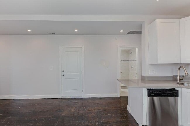 Building Photo - Recently Renovated Unit in South End, In-Unit Washer and Dryer, High-End Kitchen Appliances, Rece...