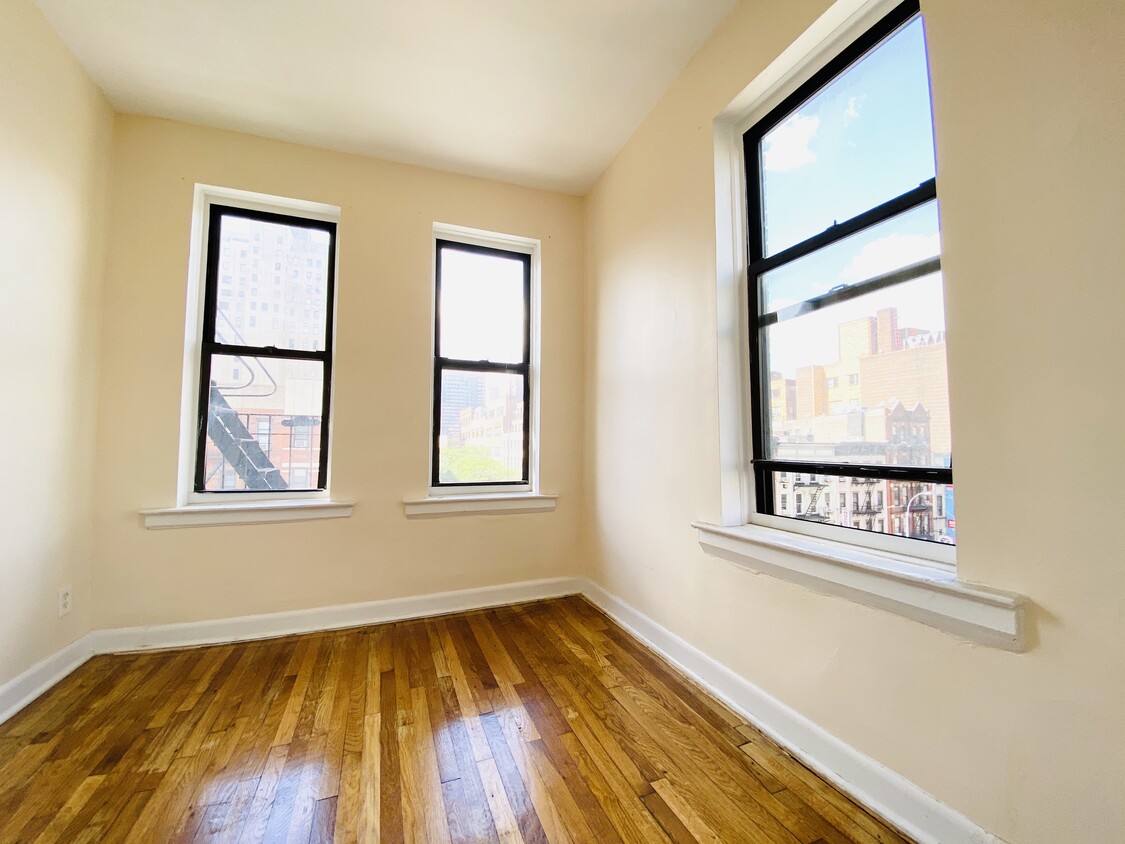 Foto principal - 370 W 51st St