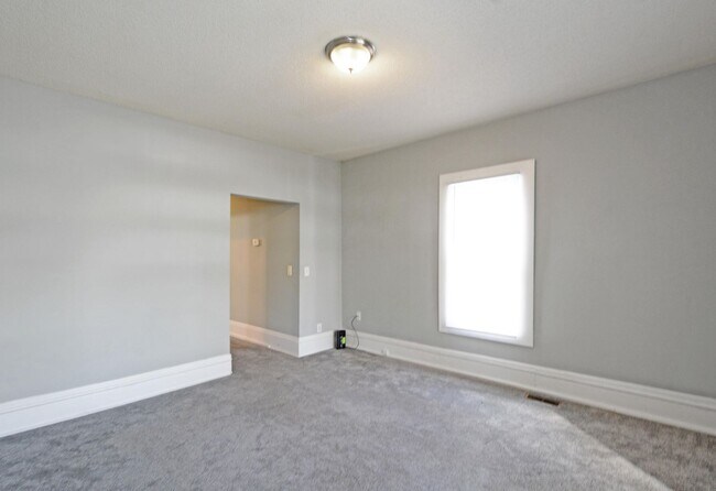 Foto del edificio - 3-Bed 1-Bath Lower Level Unit in Minneapolis - Available Now!