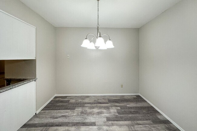 Foto del edificio - Gorgeous Upstairs 2 Bed 2 Bath In The Heart Of Norman!