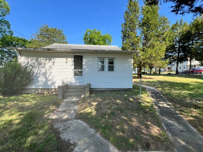 Building Photo - Charming 3 BR/1 BA Single-Family Home in P...