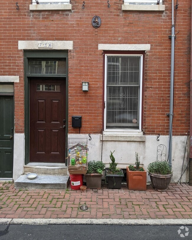Building Photo - 726 N Bodine St
