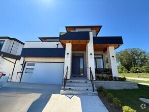 Building Photo - 1745 167 St