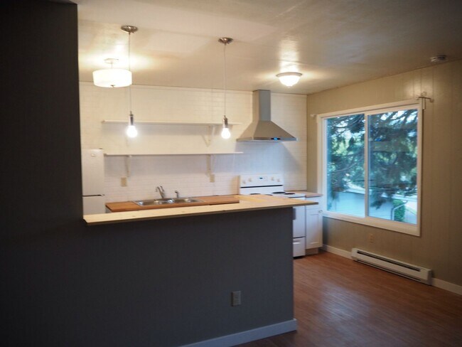 Foto del edificio - Updated, upstairs 2-bdrm/1-bath triplex apt—On-site w/d, off-street parking, near downtown St. Johns