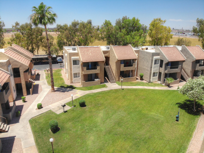 Espaciosa área de césped para actividades al aire libre: barbacoas y picnics. - Sundancer Apartments