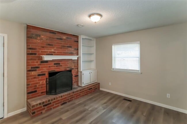 Building Photo - 916 Clear Creek