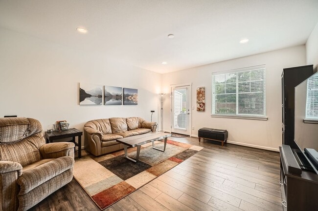 Building Photo - Modern Furnished Townhome in Prime Kent Lo...
