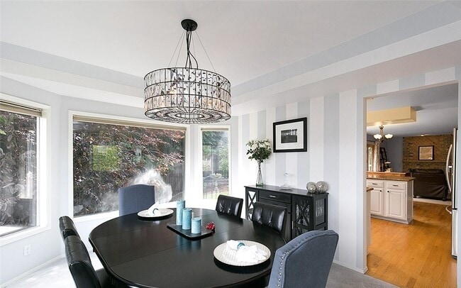 Building Photo - Sunny & Bright House for Rent