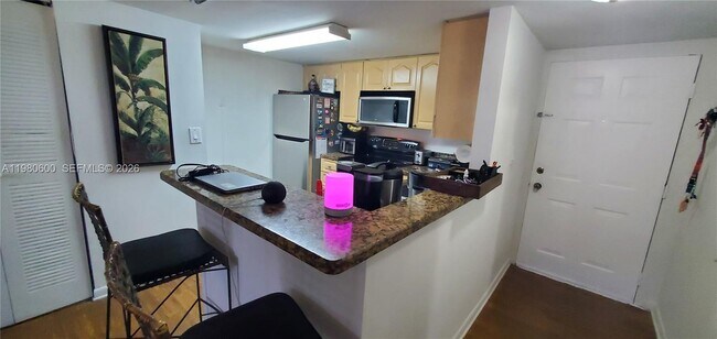 Foto del edificio - 9945 Nob Hill Pl