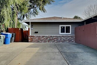 Building Photo - 1029-1029 Woodshire Way