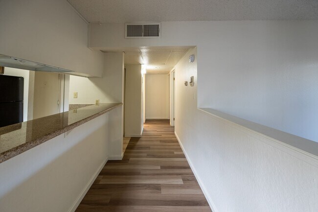 Foto del edificio - Coming Soon - WALK TO VIRGINIA LAKE!
