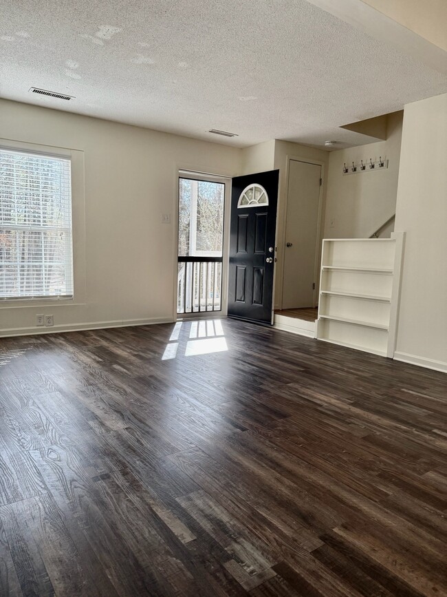 Foto del edificio - 925 Shady Lawn Rd