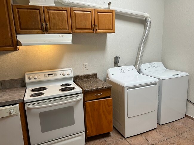 Building Photo - 415 E Thoroughbred St
