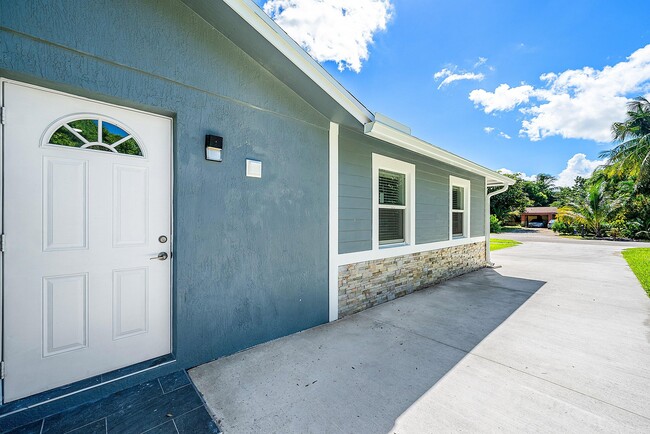 Building Photo - 611 Davis Rd
