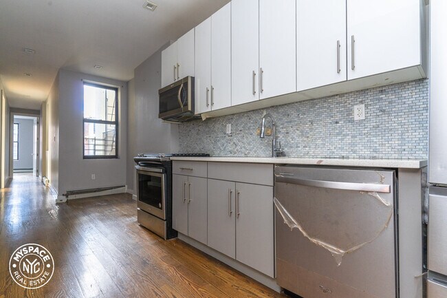 Building Photo - 255 Linden St