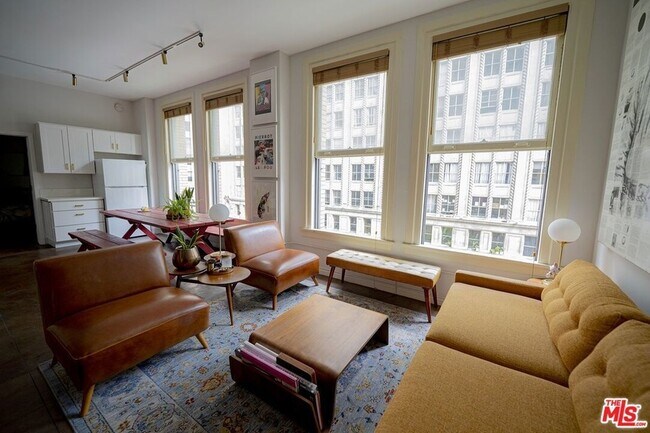 Building Photo - 215 W 7th St