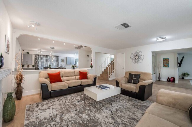 Foto del edificio - Stunning FURNISHED 4 bedroom Home for rent!