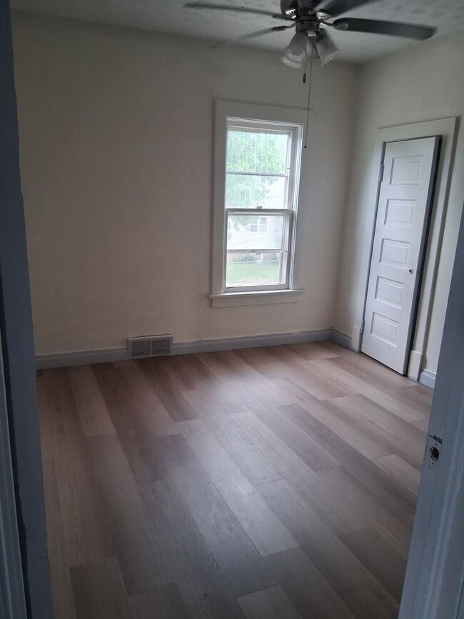 Building Photo - Chariming 2 bedroom Duplex in Quiet Neighborhood