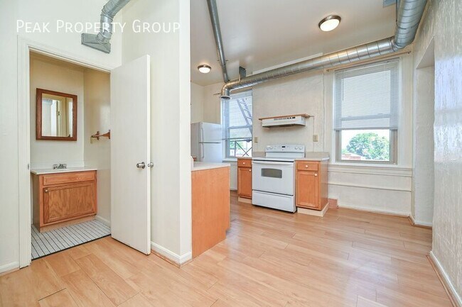 Building Photo - Generous 2 bedroom In beautiful East Walnu...