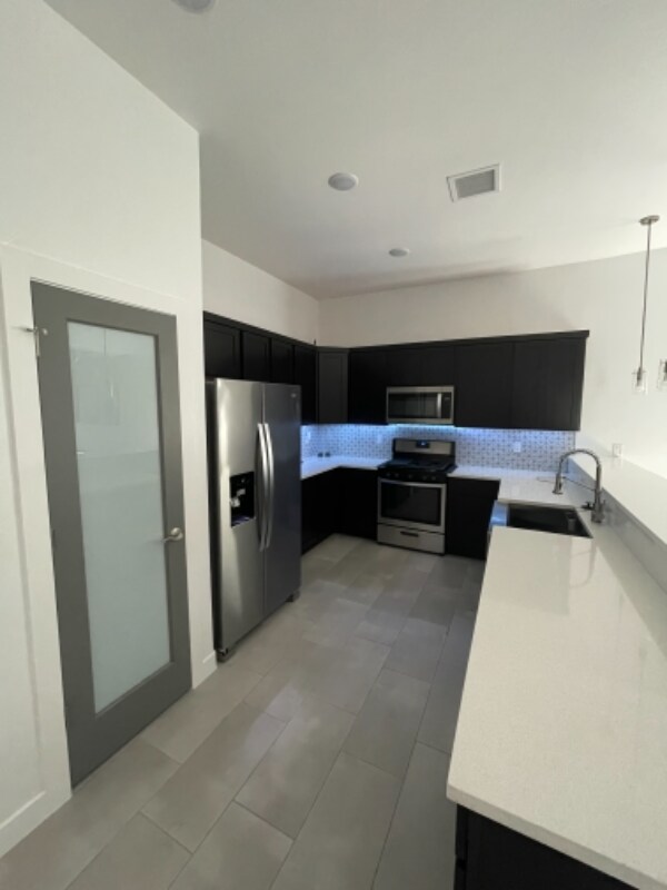 Foto del edificio - 13589 Doncaster St