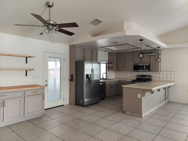 Foto del edificio - Please Contact VAUGHN REALTY to set up an appointment 760-446-6561