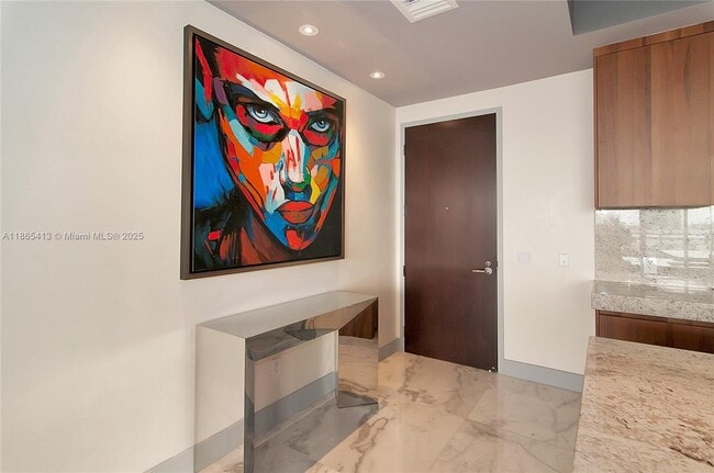 Foto del edificio - 9705 Collins Ave