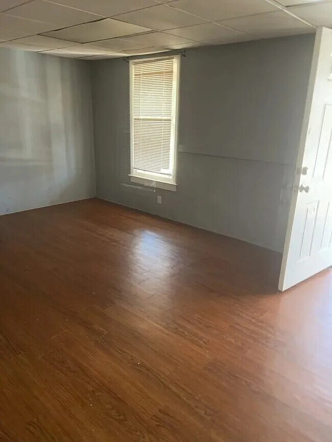 Building Photo - 3 Bedroom 1.5 Bathroom