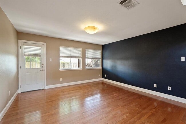 Building Photo - 1806 Rosenborough Ln N
