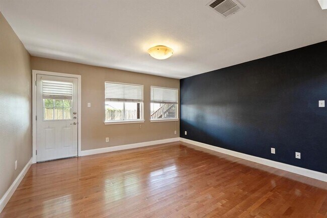 Foto del edificio - 1806 Rosenborough Ln N