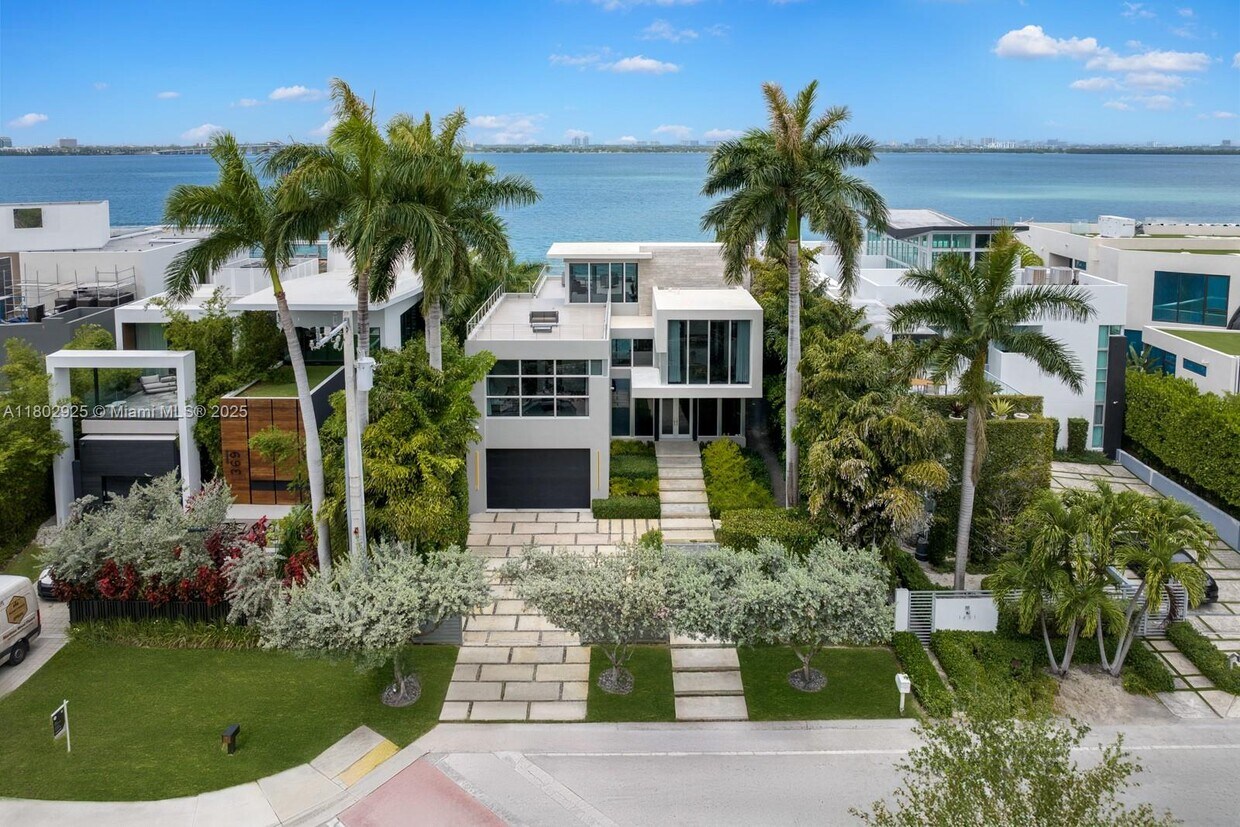 Foto principal - 1379 N Venetian Way