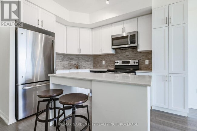 Building Photo - 560 N Service Rd