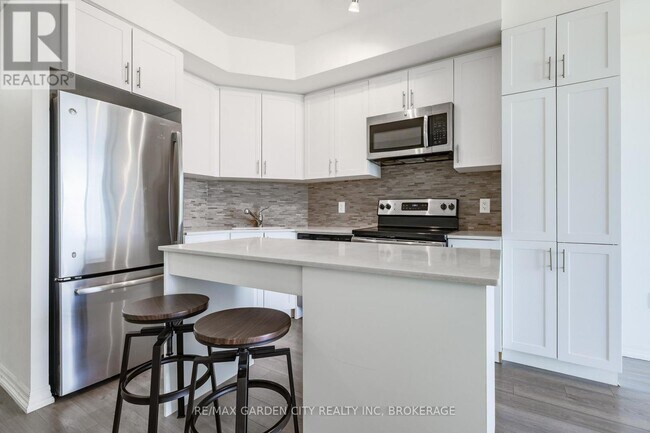 Photo du bâtiment - 560 N Service Rd