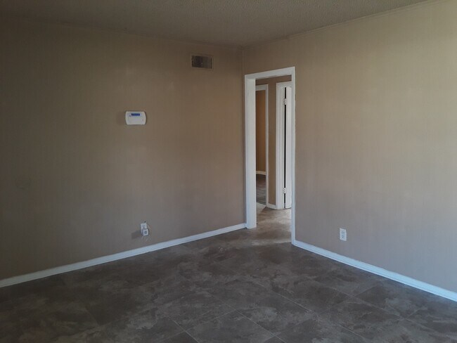 Foto del edificio - Spacious 4 Bedroom House