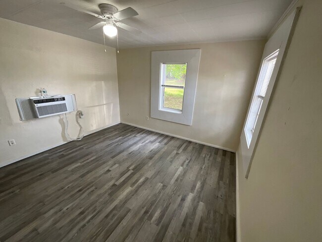 Foto del edificio - Sweet 1/1 Cottage at Hill Loop in Bonifay with Water/Sewer, Garbage, & Lawn Maintenance Included
