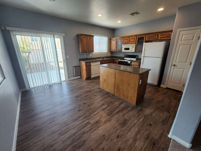Foto del edificio - "Charming 3-Bed Oasis with 2 Full Baths in North Las Vegas – 1305 Sq Ft of Comfort!"