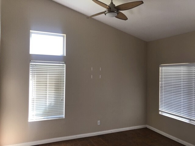 Foto del edificio - Gorgeous and Large  4 bedroom Custom Singl...