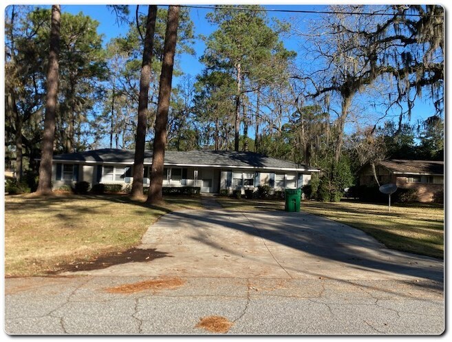 Foto principal - 910 Pineridge Dr