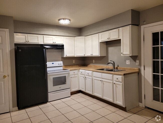 Building Photo - 3409 Golden Dr